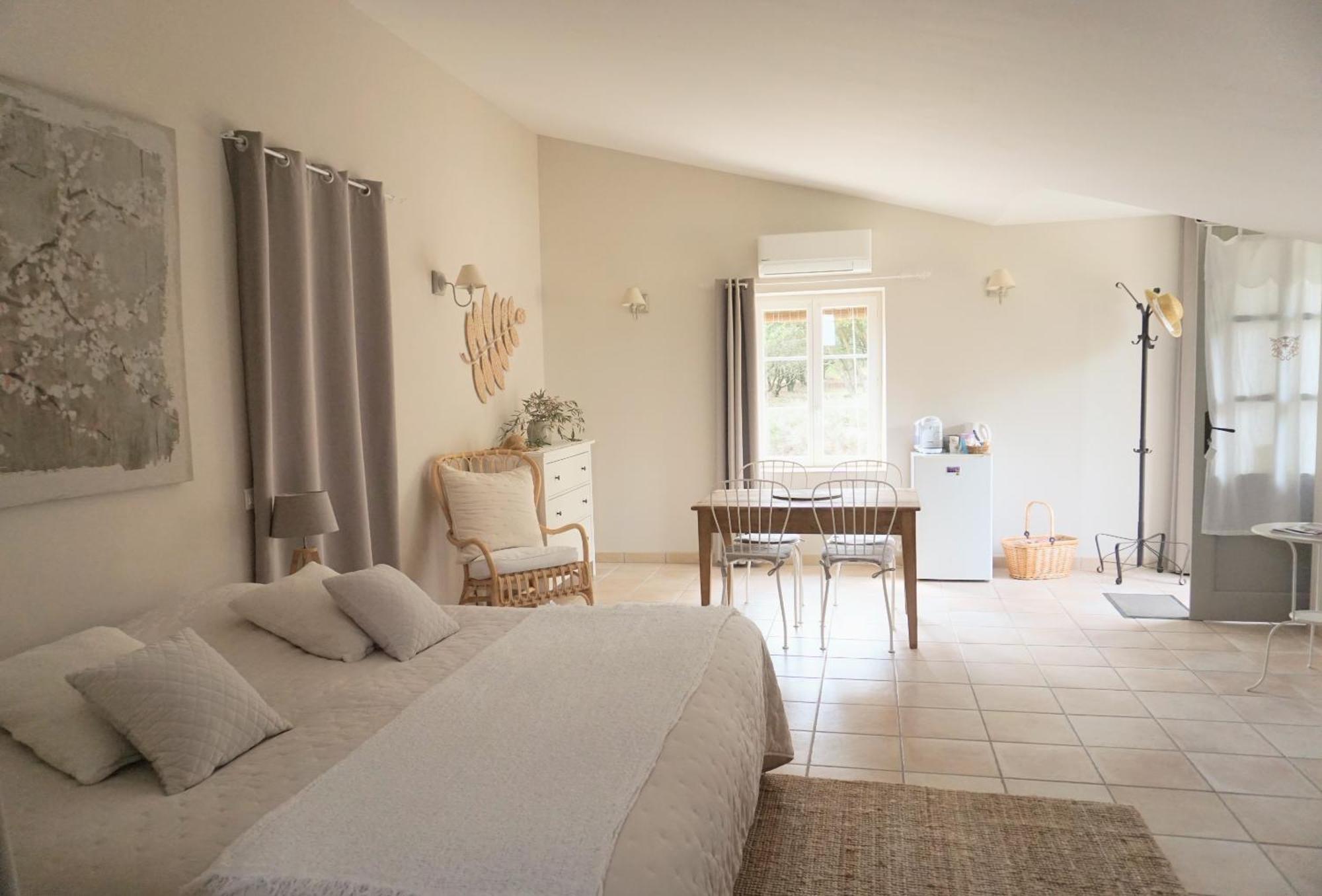 Готель La Ferme Les Eybrachas Reauville Номер фото